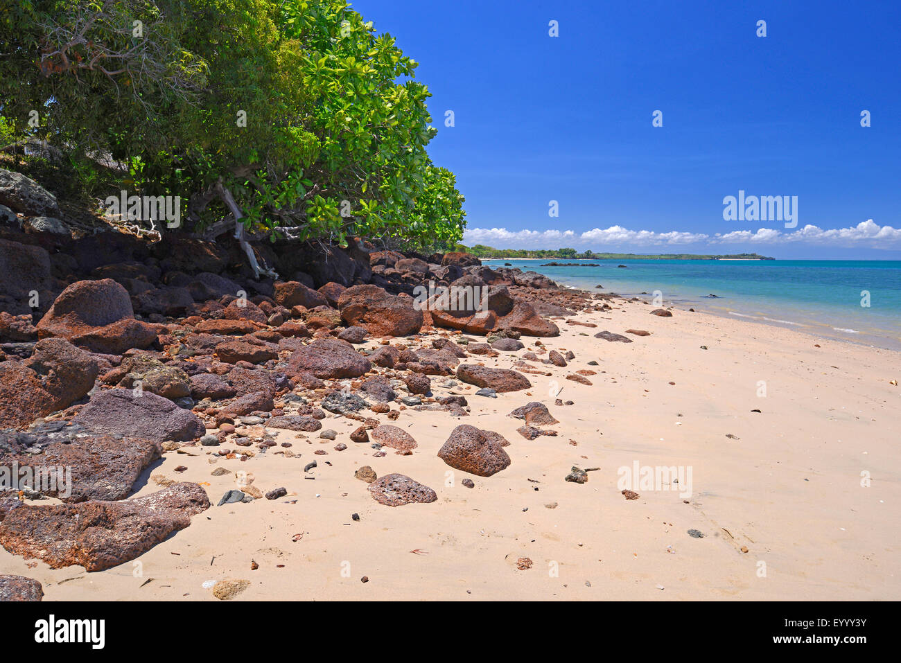 Strand mit Lava Felsen auf der Insel Nosy Faly, Madagaskar, Nosy Faly, Isla Faly Stockfoto