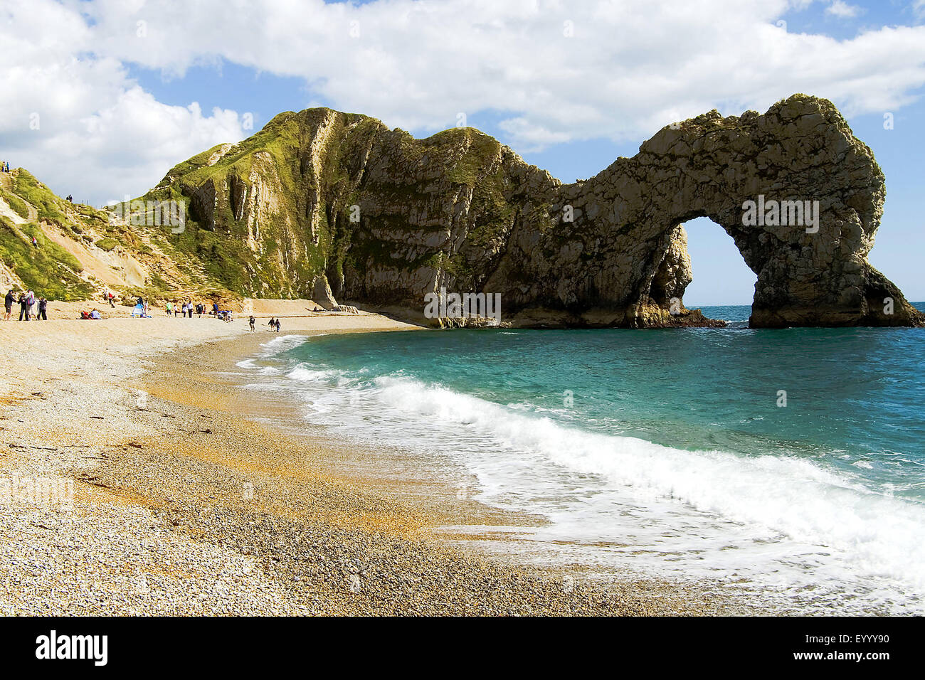 Strand von Durdle Door, einem natürlichem Kalkstein Bogen an der Jurassic Coast, United Kingdom, England, Durdle Tür Stockfoto