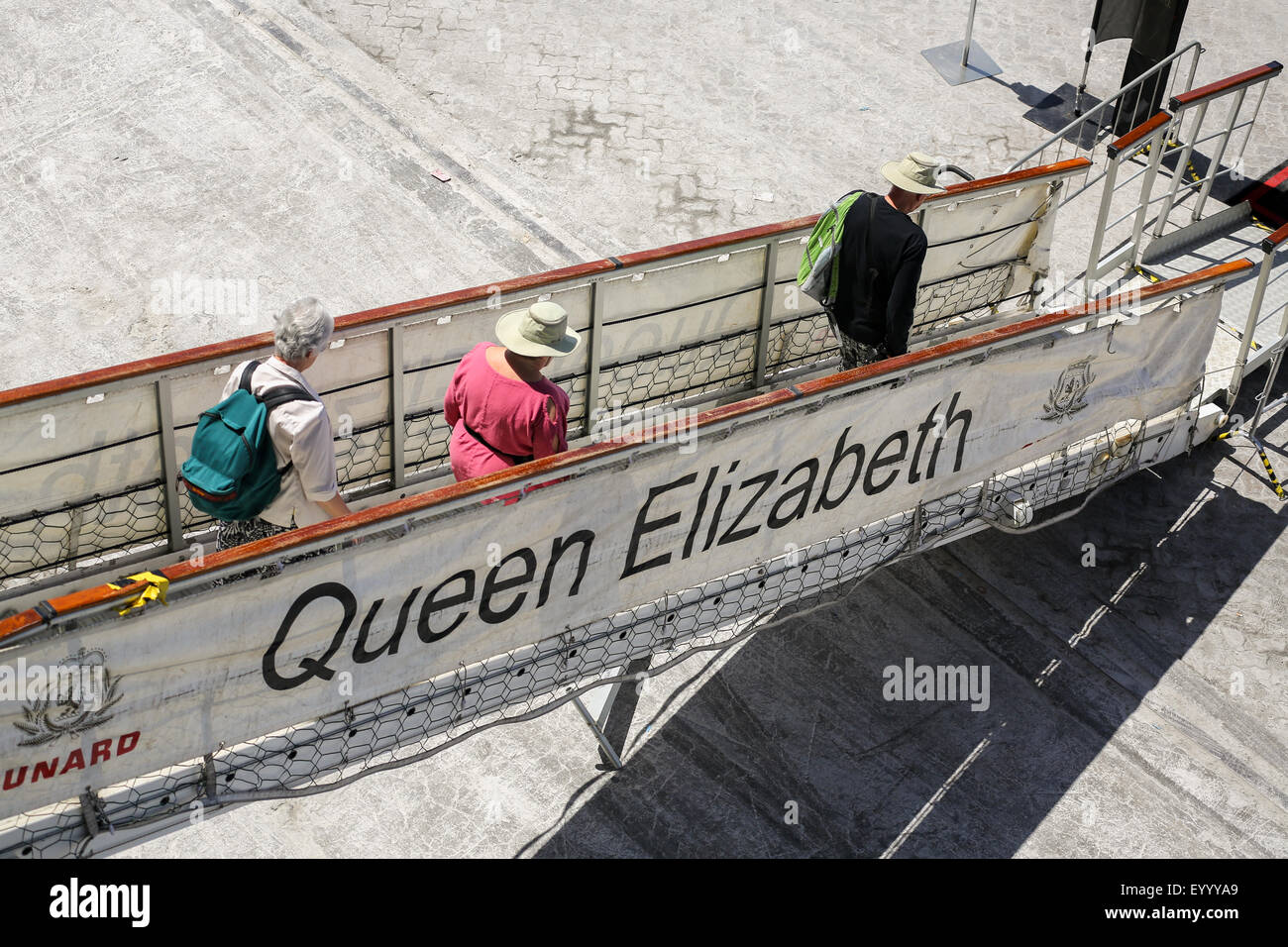 Kreuzfahrt-Passagiere Abfahrt Schiff (Cunard Queen Elizabeth) für Tour in Salalah. Oman-Nahost Stockfoto