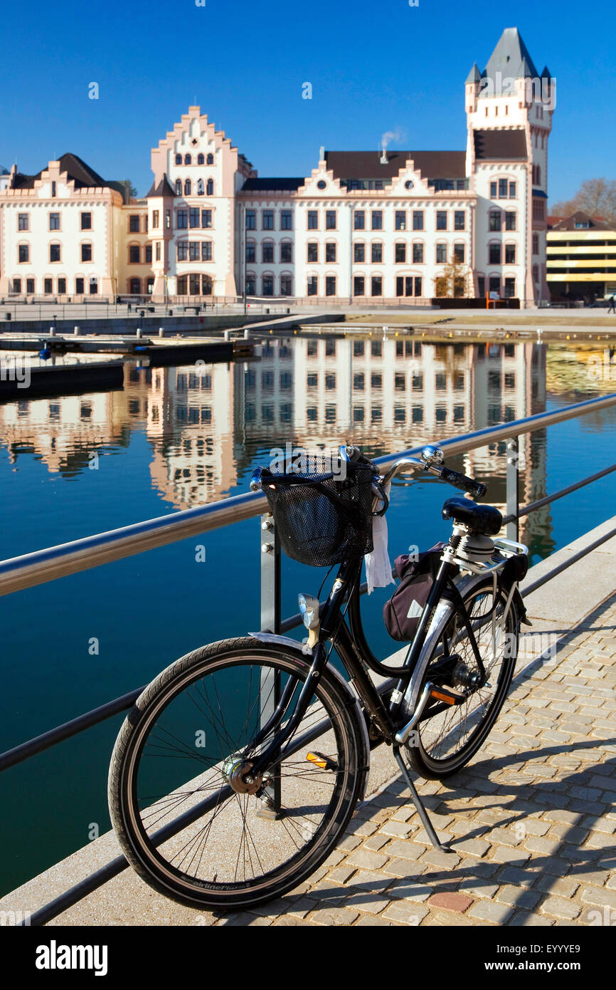 Fahrrad, Phoenix See und Schloss Hoerder, Deutschland, Nordrhein-Westfalen, Ruhrgebiet, Dortmund Stockfoto