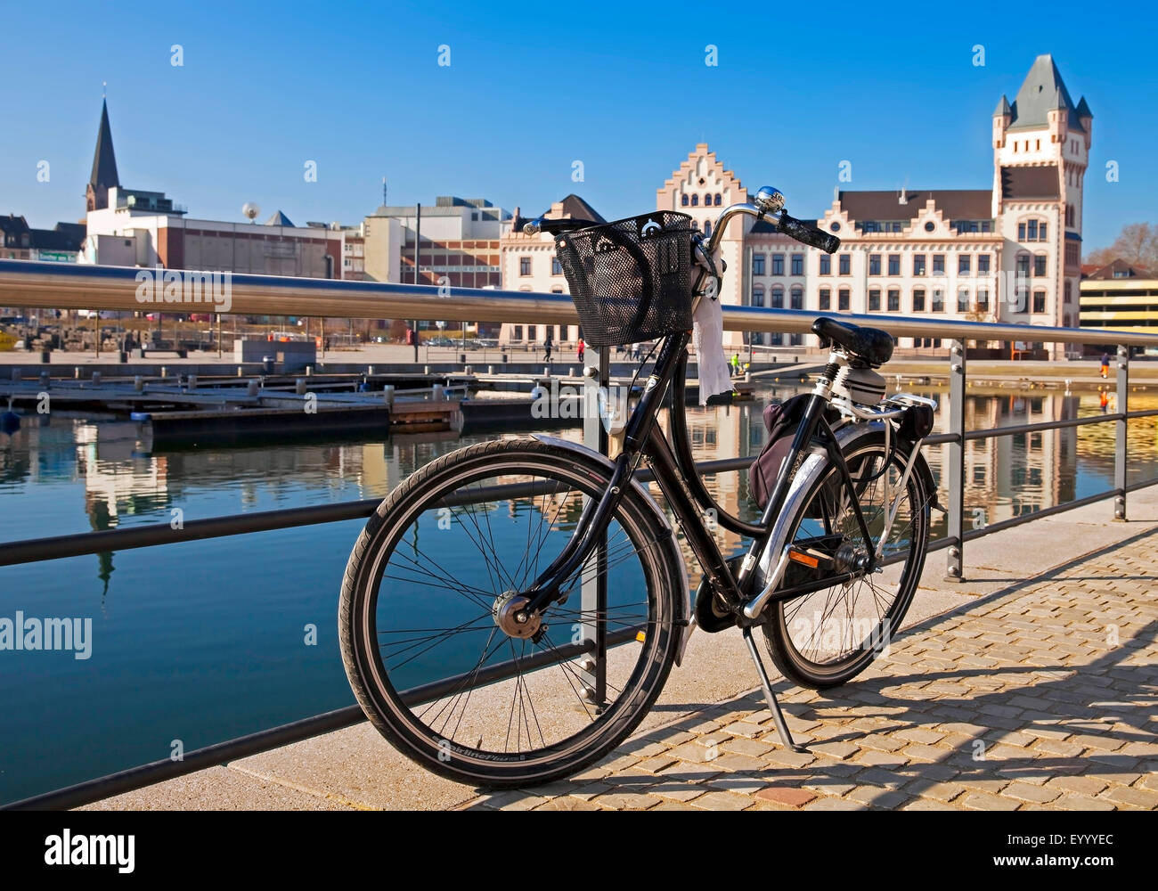 Fahrrad, Phoenix See und Schloss Hoerder, Deutschland, Nordrhein-Westfalen, Ruhrgebiet, Dortmund Stockfoto