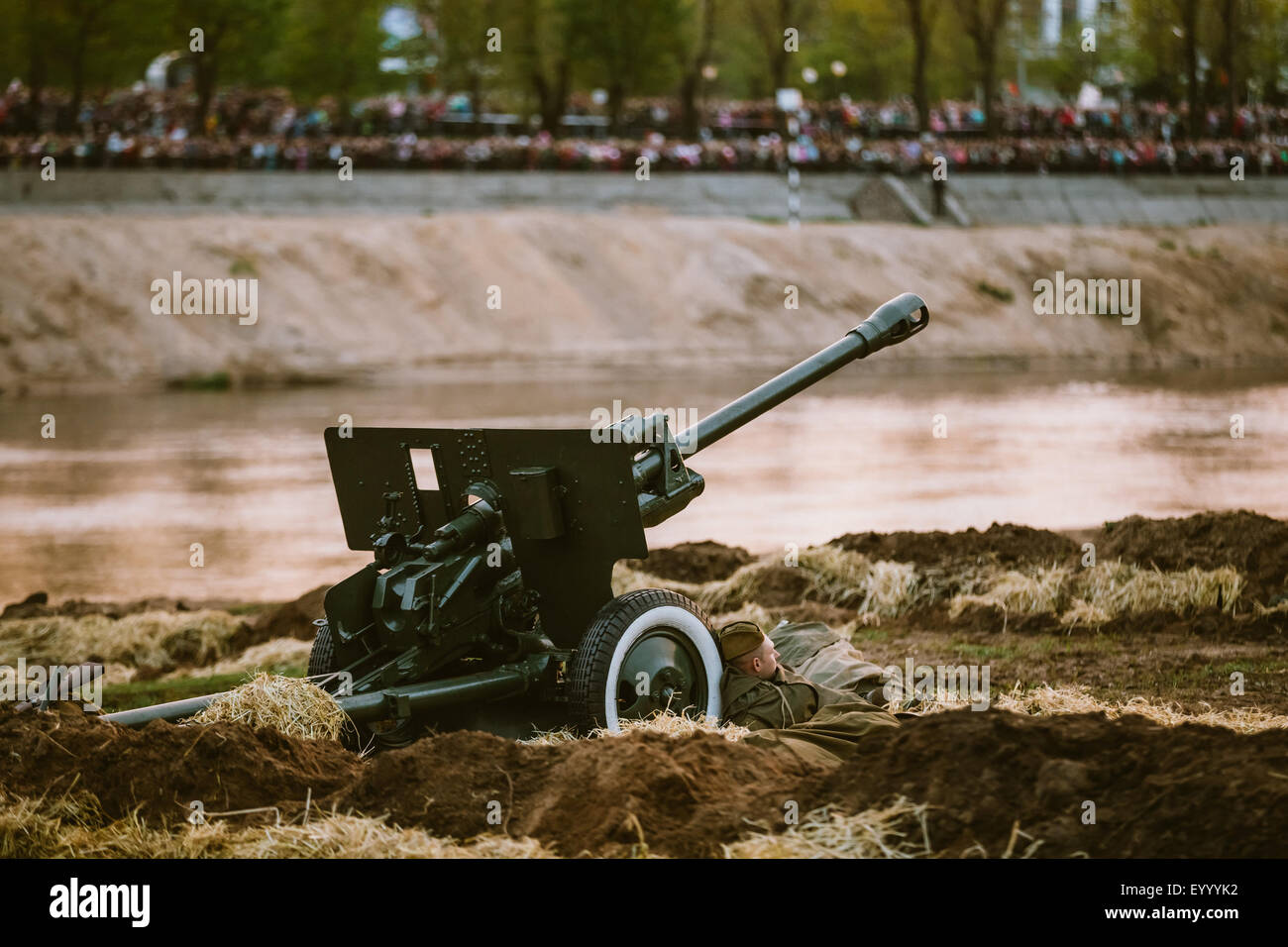 MOGILEV, Weißrussland - 8. Mai 2015: Rekonstruktion der Schlacht während Veranstaltungen zum 70. Jahrestag des Sieges von der Sov Stockfoto