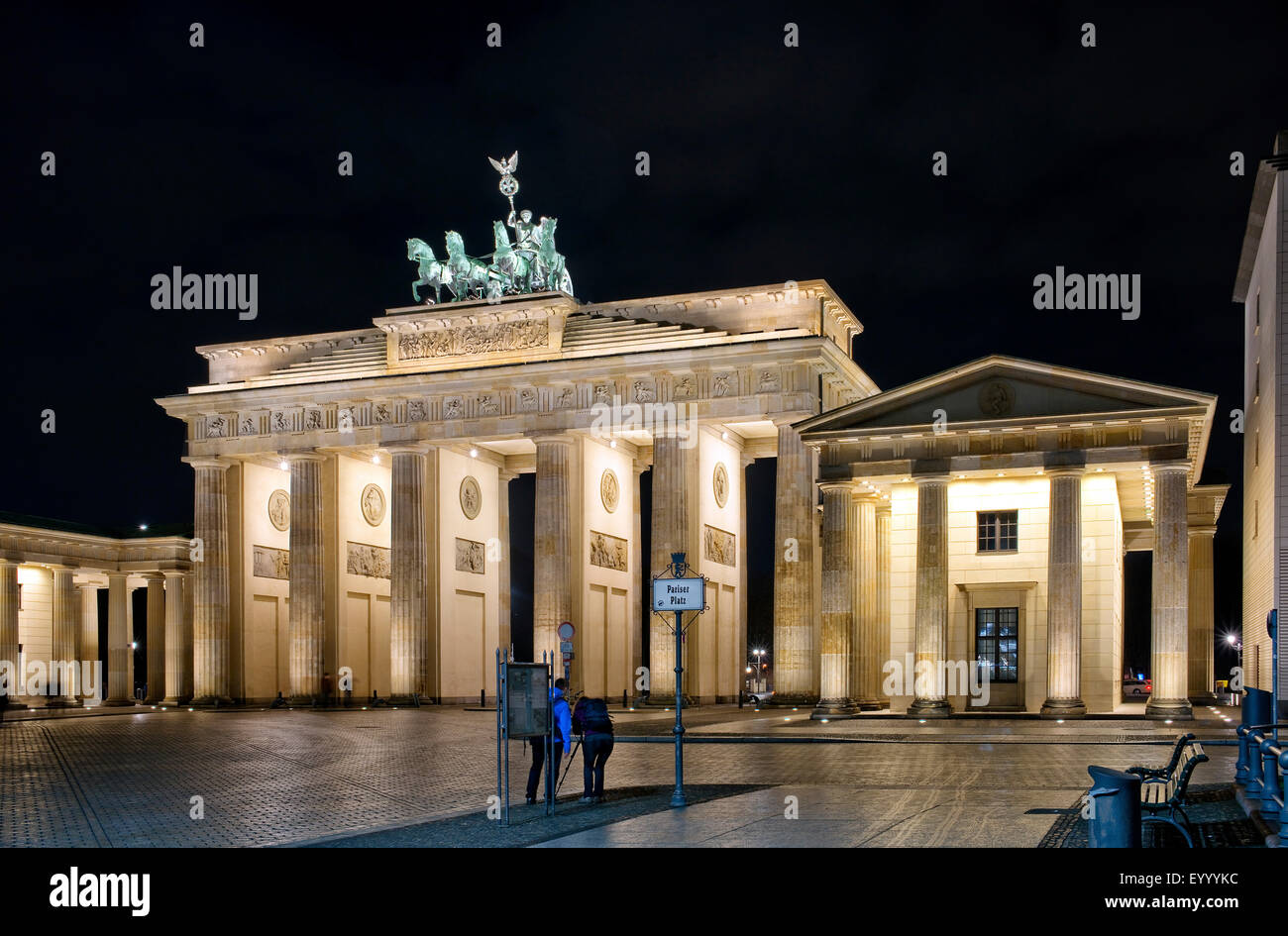 Pariser Platz mit Brandenburger Tor und Quadriga bei Nacht, Deutschland, Berlin Stockfoto