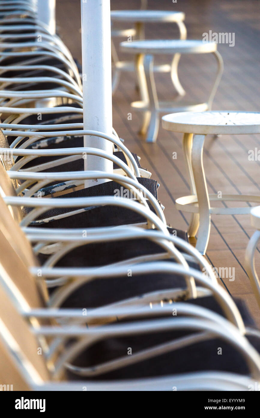 Reihe leerer Sitze, die auf einem Kreuzfahrtschiff auf dem Schiff von Cunard Queen Elizabeth auf See blicken Stockfoto