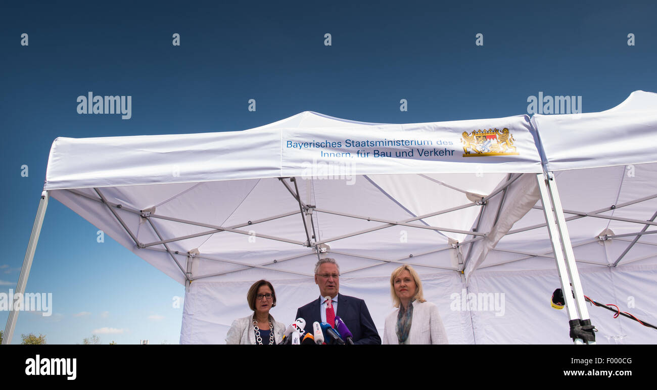 Taufkirchen, Deutschland. 5. August 2015. Joachim Hermann (C), Innenminister der deutschen Bundesland Bayern, seinem österreichischen Amtskollegen Johanna Mikl-Leitner (L) und bayerische Innenminister European Affairs Beate Merk (R) besuchen eine Pressekonferenz nach ihrem Besuch zu einem Flüchtling Unterkunft in Taufkirchen, Deutschland, 5. August 2015. Die Flüchtlinge sind in einem offenen Raum unter einer Traglufthalle untergebracht. Foto: PETER KNEFFEL/Dpa/Alamy Live News Stockfoto