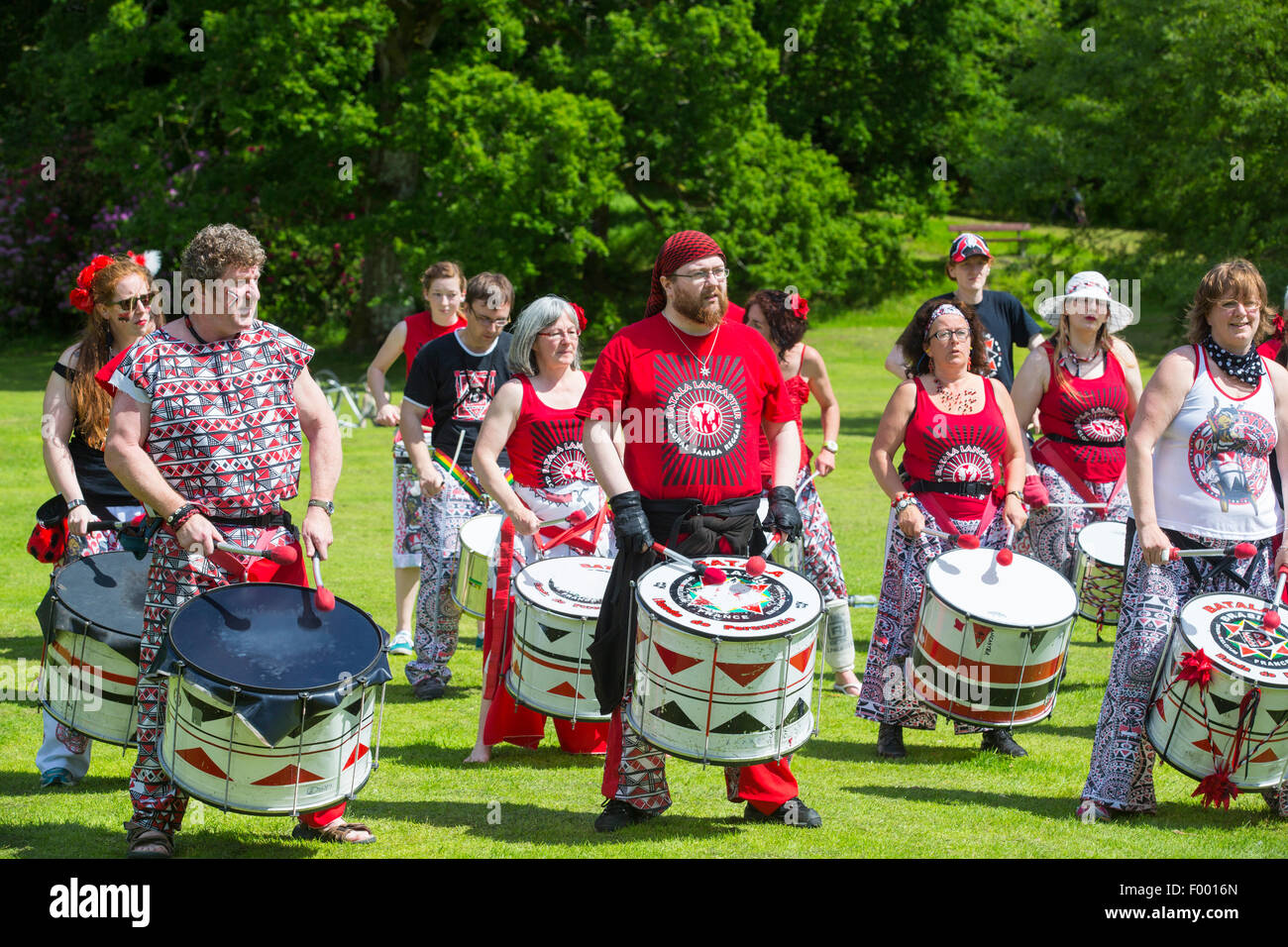Eine Trommel-Band in Ambleside, Cumbria, UK. Stockfoto