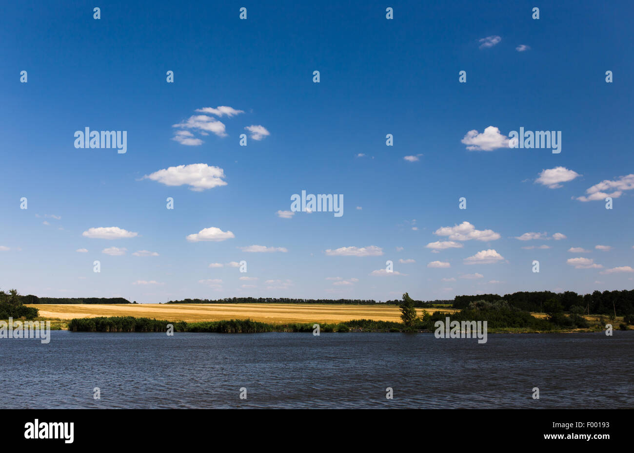 Sommerlandschaft mit Fluss und bewölktem Himmel Stockfoto