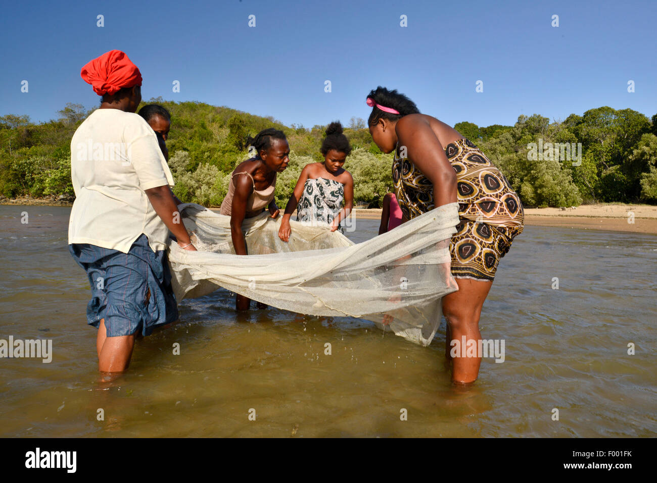 Afrikanische Frauen sind mit einem Vorhang, Madagaskar, Nosy Be, Lokobe Reserva Angeln. Stockfoto
