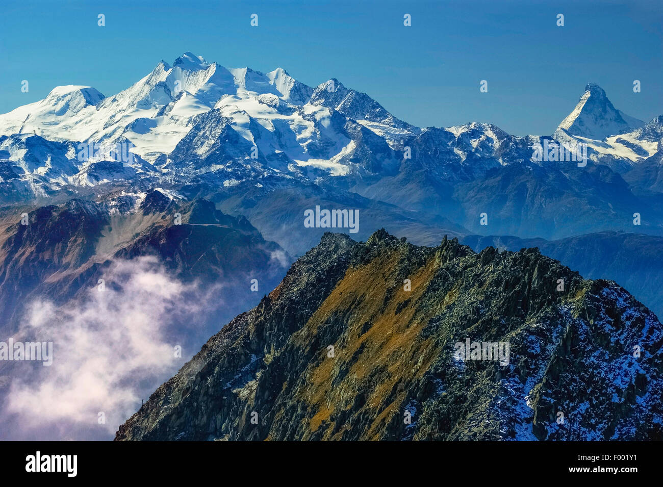 Blick zum Matterhorn und Mischabel-Gruppe, Monte Rosa im Hintergrund, Schweiz, Wallis, Oberwallis Stockfoto