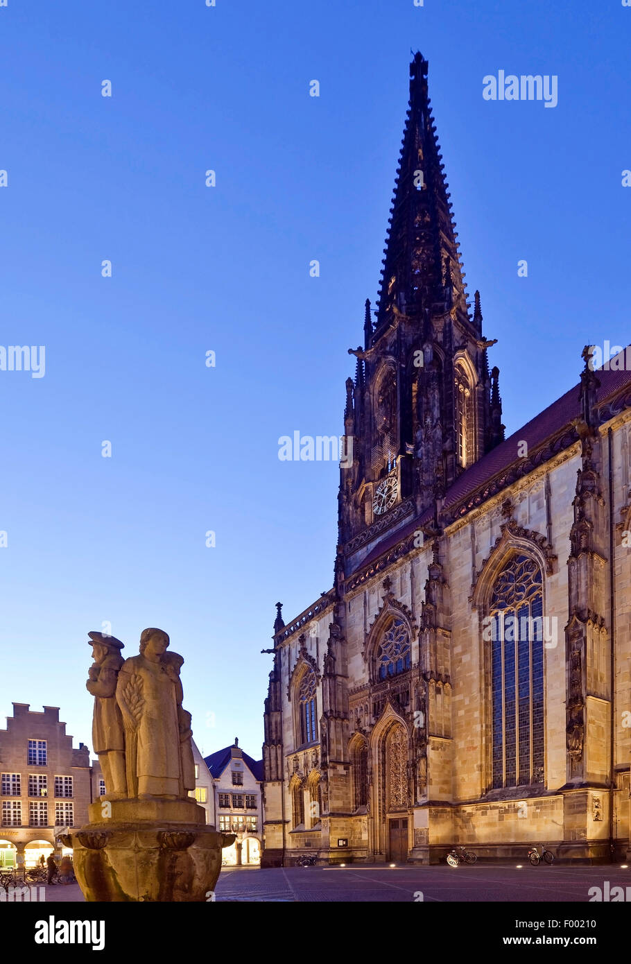 Lambertikirche mit Lamberti Brunnen in Münster, Nordrhein-Westfalen, Münsterland, Münster Stockfoto