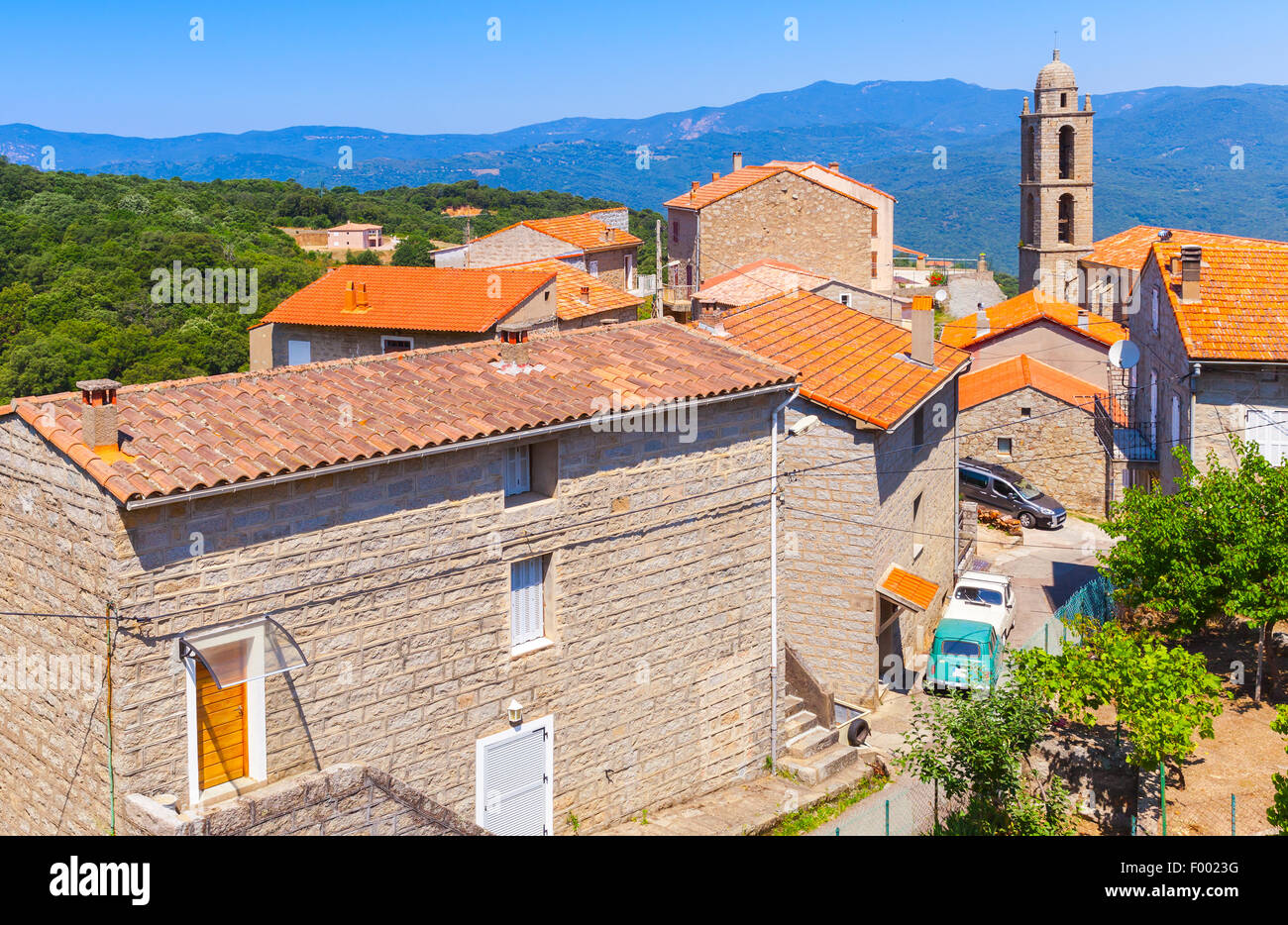 Korsischen Dorf Landschaft, Wohnhäuser und Kirche. Petreto-Bicchisano, Korsika, Frankreich Stockfoto