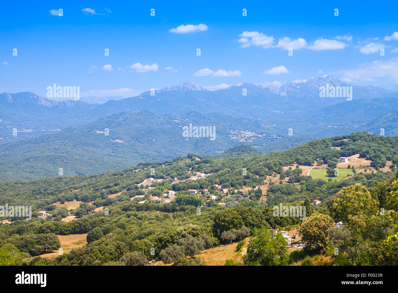 Landschaft mit kleinen Dörfern und Bergen. Korsika, Frankreich Stockfoto