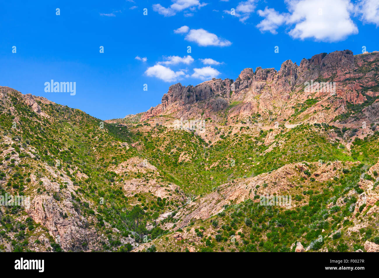 Berge und bewölktem Himmel auf einem Hintergrund. Südlich von Korsika, Frankreich, Naturlandschaft Stockfoto