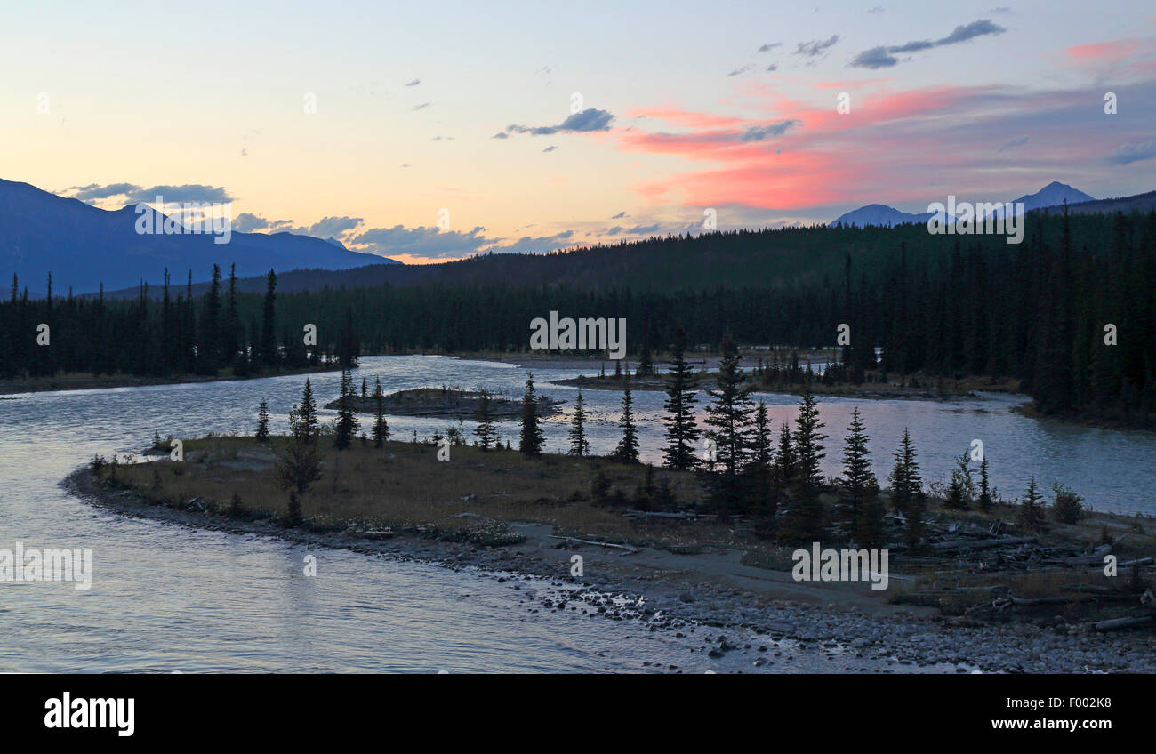 Athabasca River nach Sonnenuntergang, Kanada, Jasper Nationalpark Stockfoto