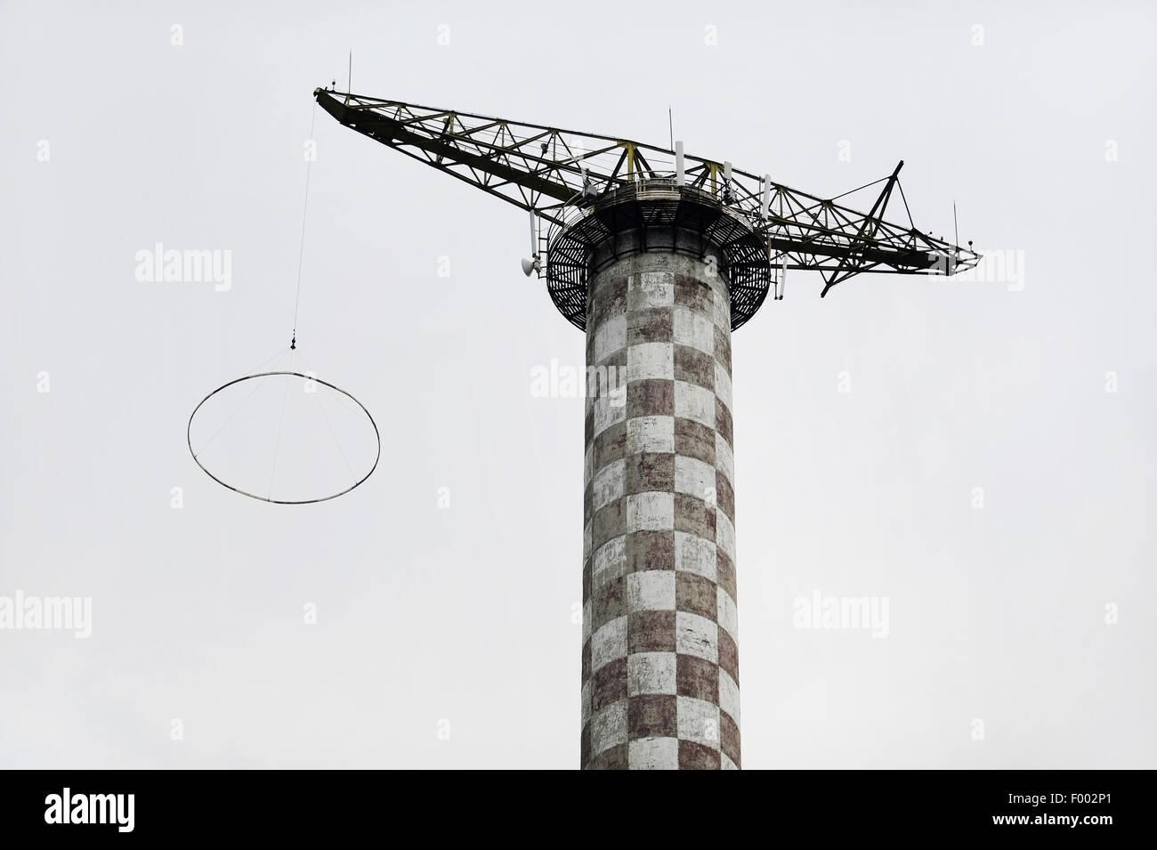 Sicht der Industrie mit einem verlassenen Fallschirm Sprung Turm Stockfoto