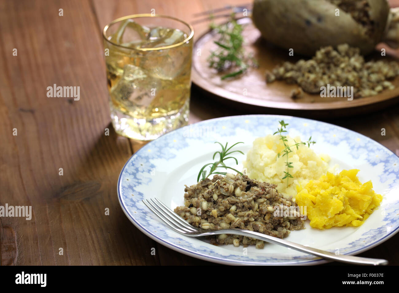 Haggis Neeps Tatties und Scotch Whisky, Schottland traditionelle Speisen Stockfoto