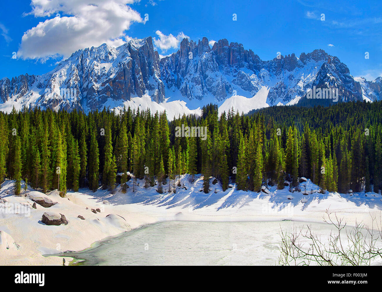 Latemar und gefrorenen Karersee, Lago di Carezza, im zeitigen Frühjahr, Italien, Latemar-Gruppe Stockfoto