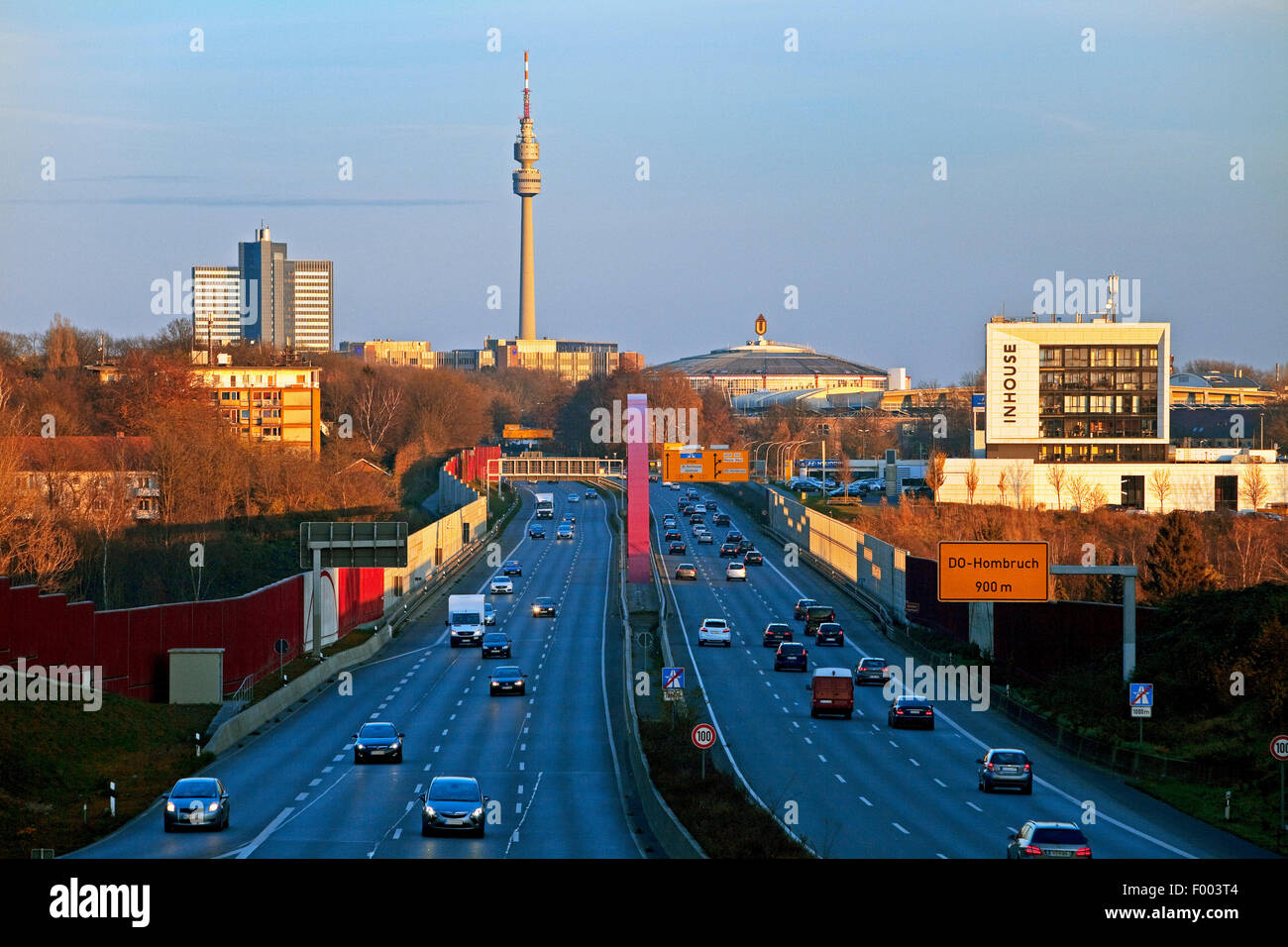 Autobahn A40 und TV Turm Florian, Deutschland, Nordrhein-Westfalen, Ruhrgebiet, Dortmund Stockfoto