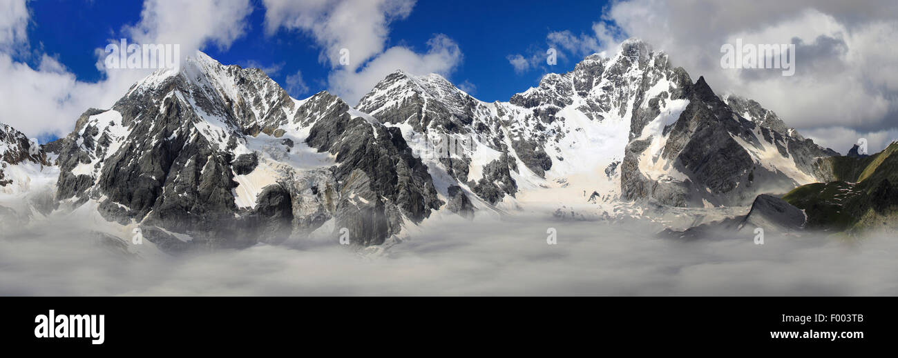 Monte Zebru und Koenigspitze der Ortler-Alpen, Saharasand auf Schneefeldern, Italien, Südtirol Stockfoto