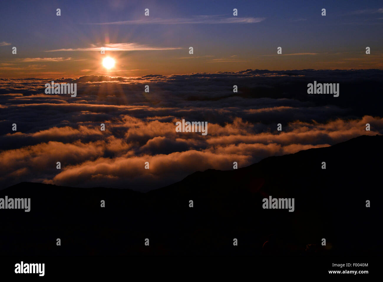 Blick vom Gipfel des Vulkans Piton des Neiges bei Sonnenaufgang, Reunion Stockfoto