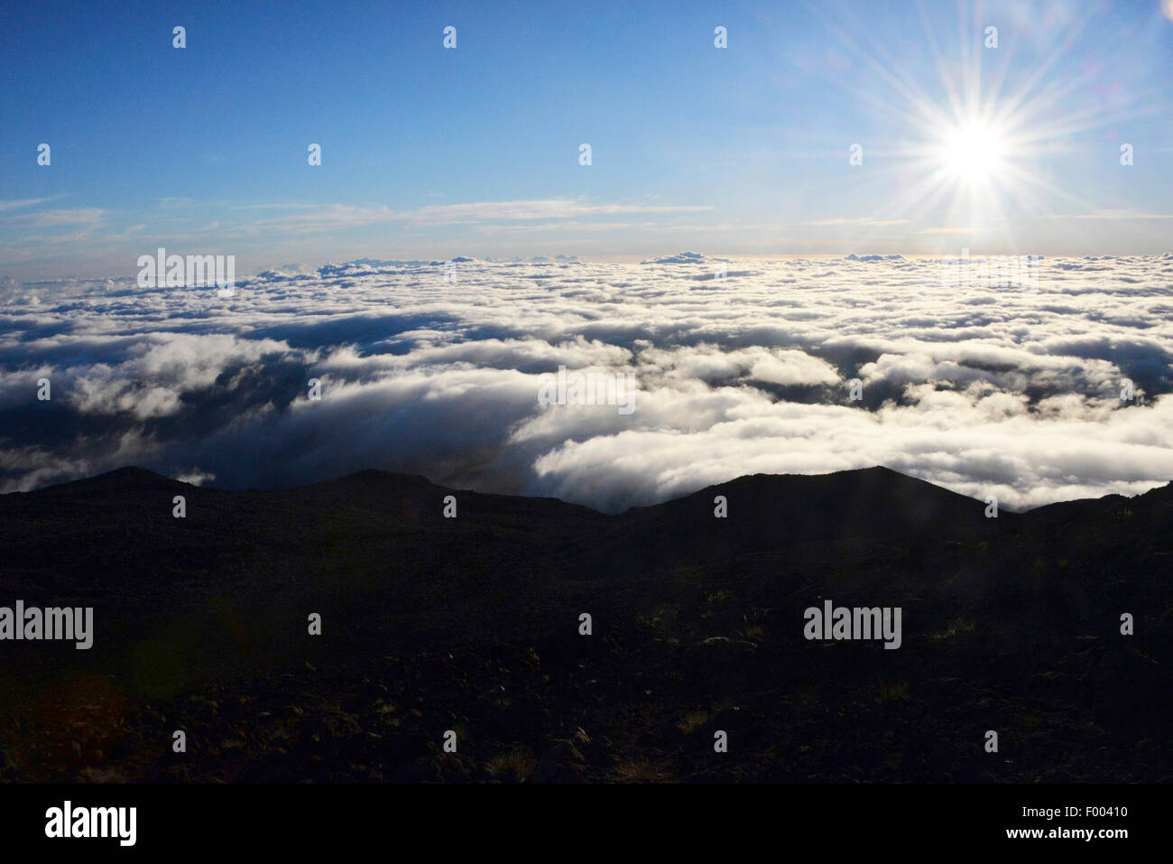 Blick vom Gipfel des Vulkans Piton des Neiges bei Sonnenaufgang, Reunion Stockfoto