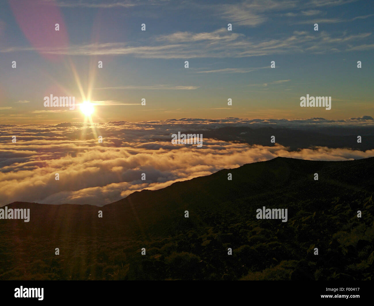 Blick vom Gipfel des Vulkans Piton des Neiges bei Sonnenaufgang, Reunion Stockfoto