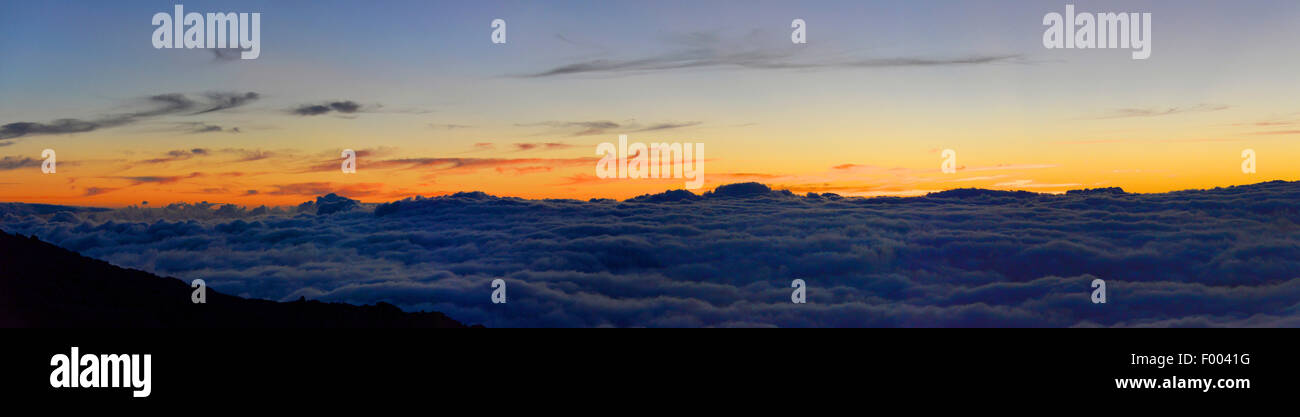 Blick vom Gipfel des Vulkans Piton des Neiges bei Sonnenaufgang, Reunion Stockfoto