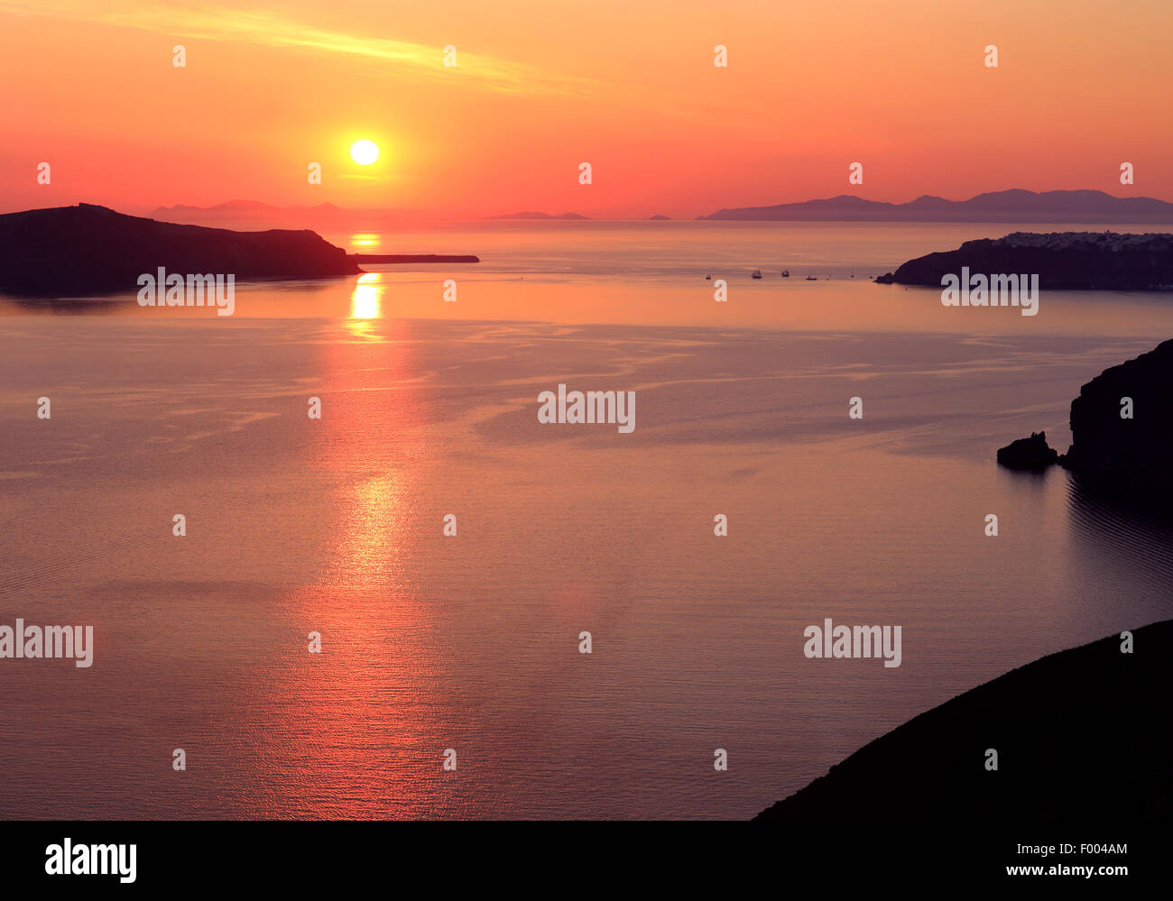 Schären bei Sonnenuntergang, Griechenland, Kykladen, Santorin Stockfoto