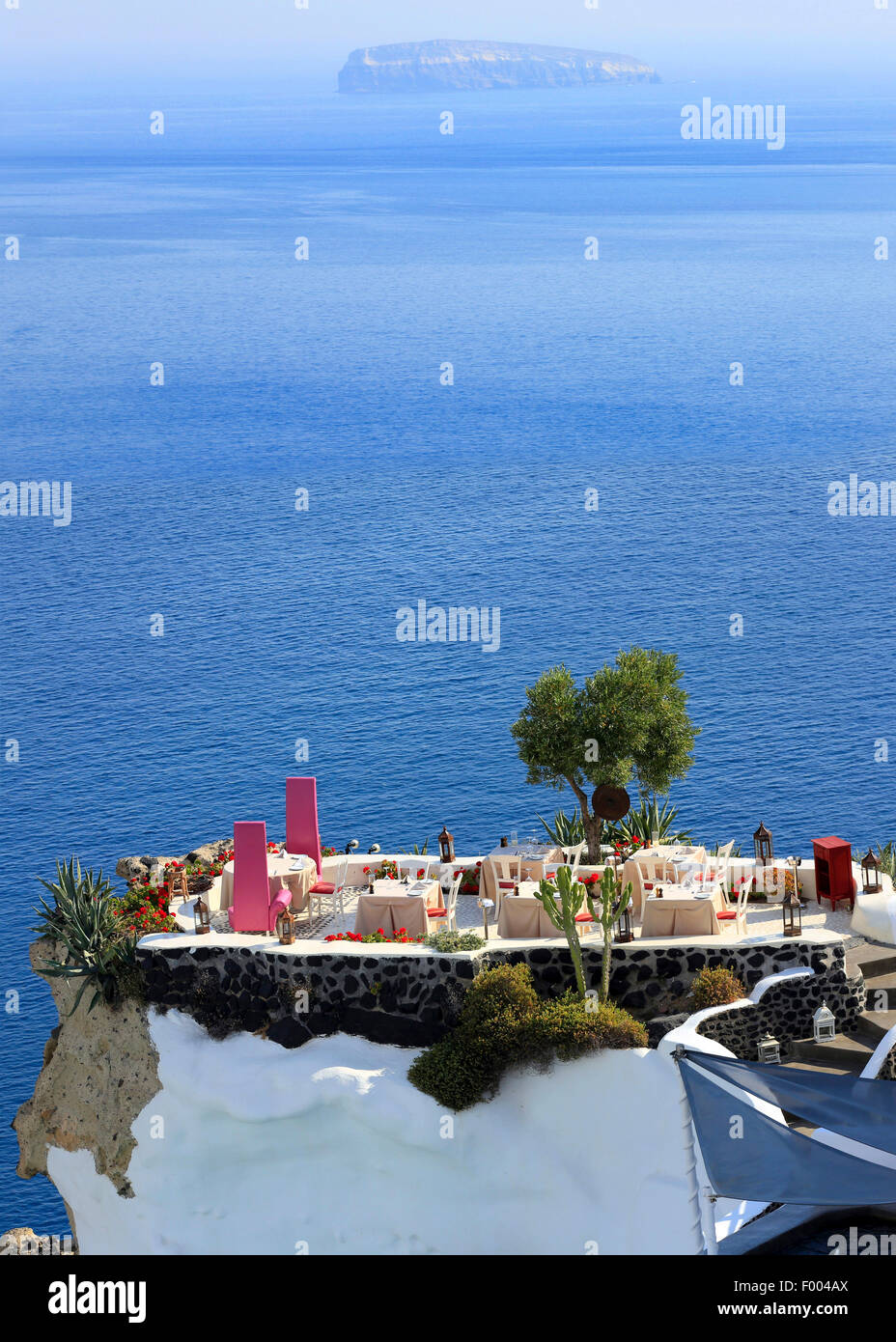 Terrasse eines Hotels an der steilen Küste am Mittelmeer, Griechenland, Cyclades, Santorin, Oia Stockfoto