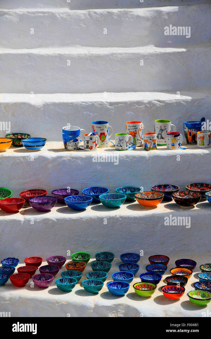 farbige keramisches Geschirr und Tassen auf einem weißen Steintreppe, Souvenirs, Cyclades, Griechenland, Thira, Santorin Stockfoto