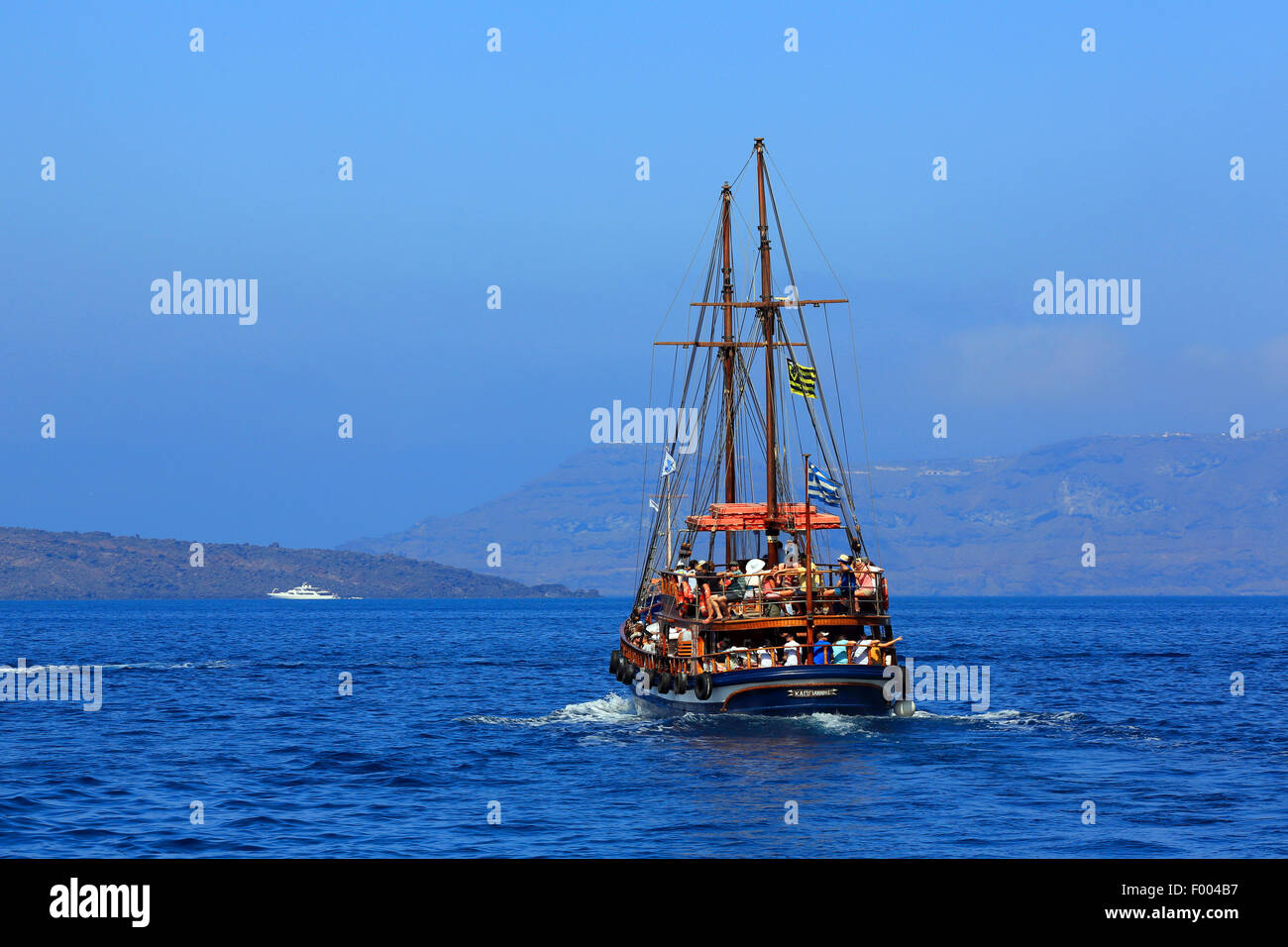 Ausflugsschiff, vulkanische Insel Nea Kameni, Griechenland, Kykladen, Santorin Stockfoto