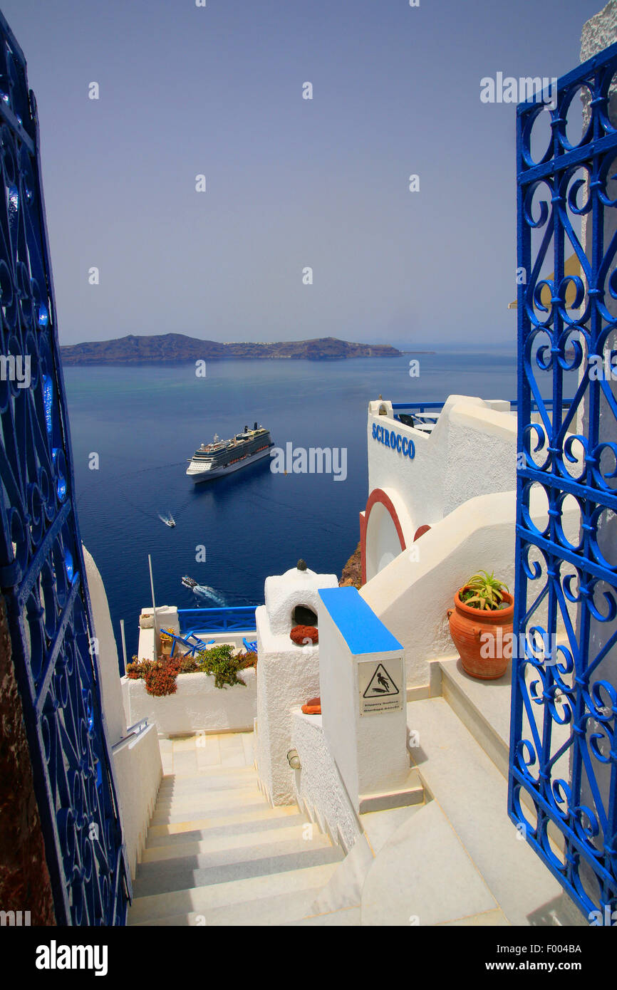 Blick auf blaue Tür, vulkanische Insel Nea Kamena und ein Kreuzfahrtschiff, Cyclades, Griechenland, Thira, Santorin Stockfoto