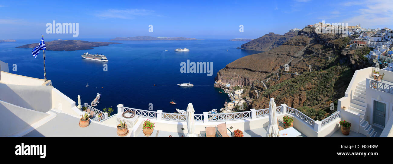 Blick von Fira auf der Vulkaninsel Nea Kamena und Kreuzfahrtschiff, Cyclades, Santorin, Griechenland, Phira Stockfoto