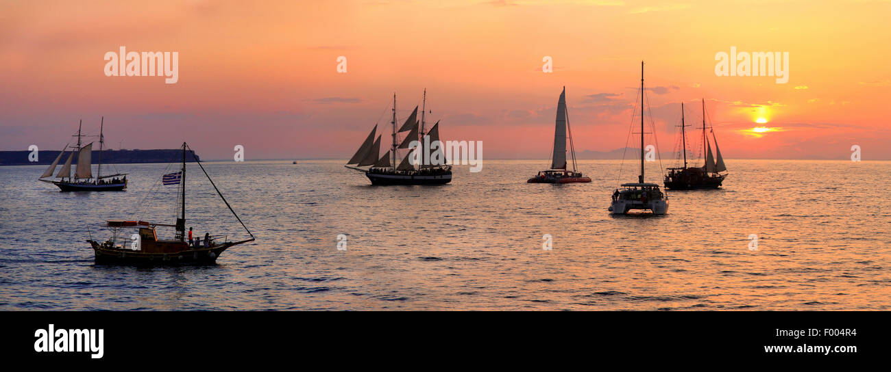 Segelboote bei Sonnenuntergang, Griechenland, Kykladen, Santorin Stockfoto