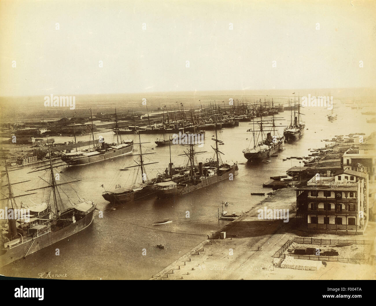 Port Said, Ägypten Ñ 1880er Jahre Ñ Dampfschiffe in Port Said, an der Mündung des Suez-Kanals am Mittelmeer, ein Blick auf den Hafen verankert.  Foto von Arnoux COPYRIGHT Fotosammlung von BARRY IVERSON Stockfoto