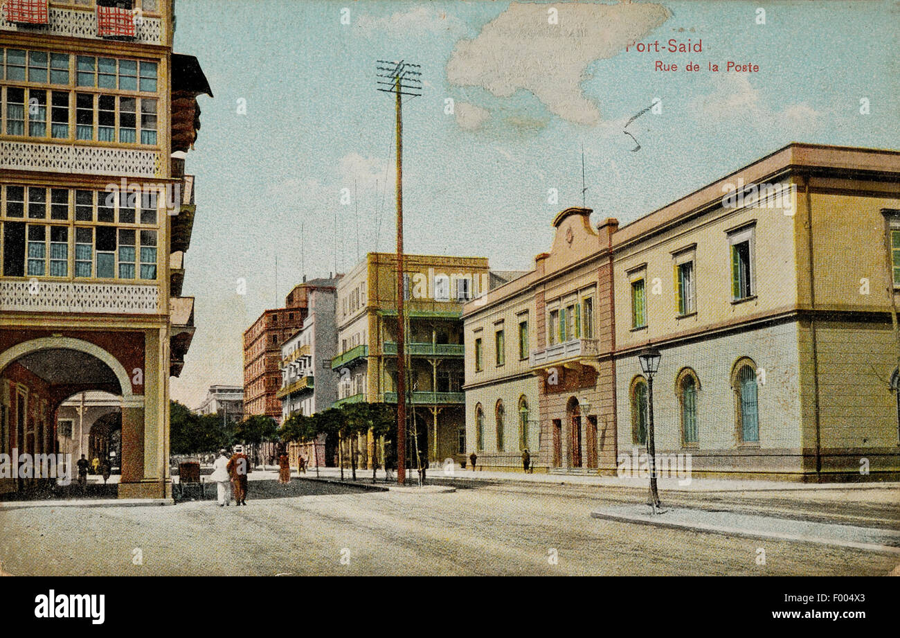 Port Said, Ägypten - 1910 - A Postcard der Suez-Kanalstadt an der Mündung des Suez-Kanals am Mittelmeer, eine Ansicht der Rue De La Poste.  COPYRIGHT FOTOSAMMLUNG VON BARRY IVERSON Stockfoto