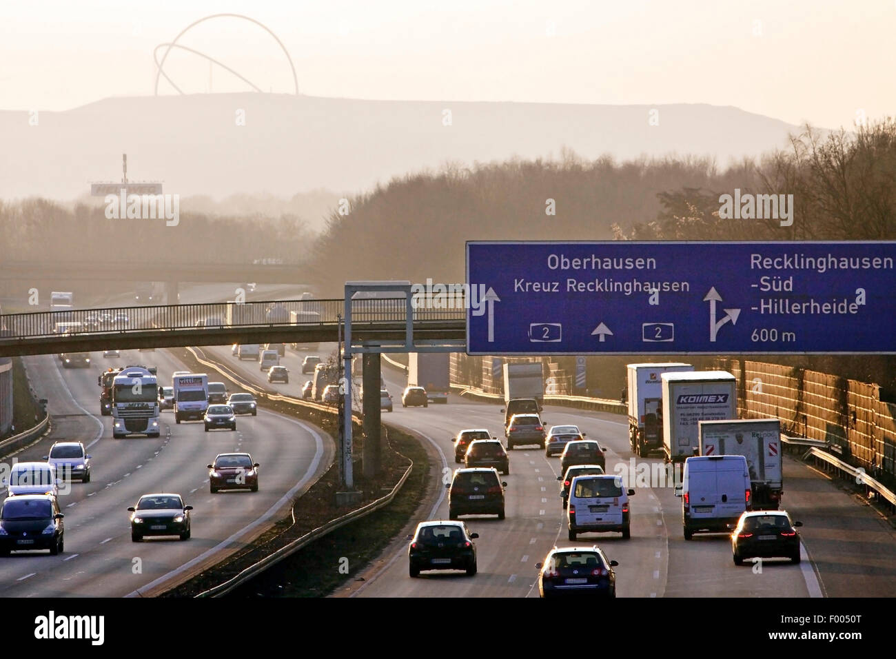Verkehr auf der Autobahn A2 im Abendlicht, Horizont Observatorium Bergehalde Halde im Hintergrund, Recklinghausen, Ruhrgebiet, Nordrhein-Westfalen, Deutschland Stockfoto