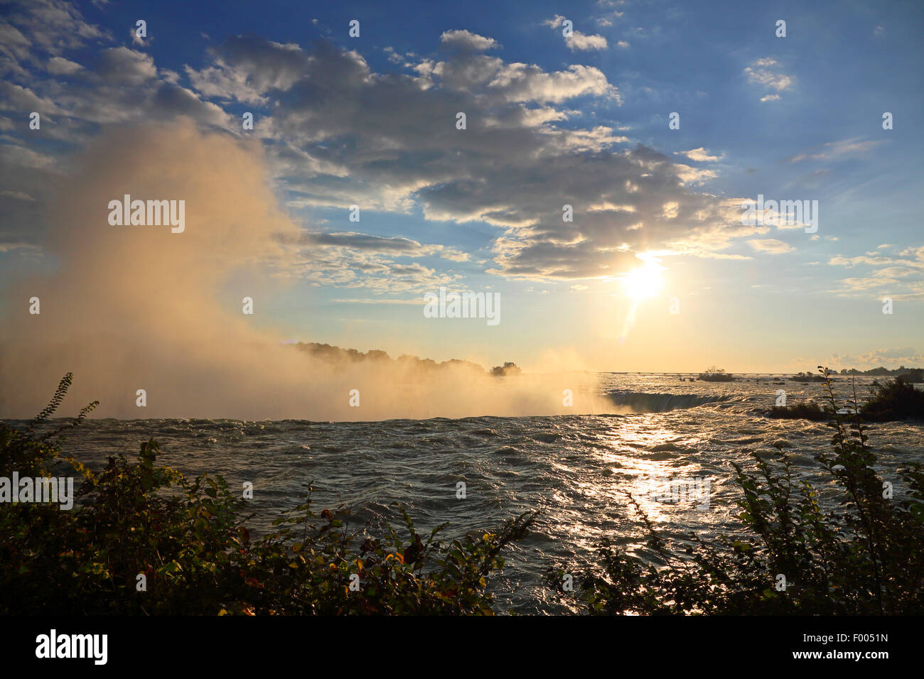 Niagara Falls, Gischt über Oberlauf nach Sonnenaufgang, Kanada, Ontario, Niagara Stockfoto