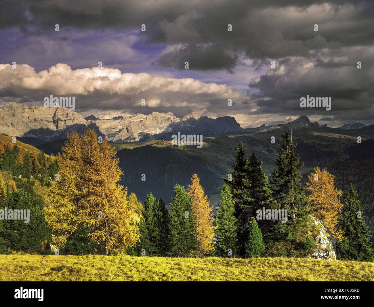 Gewitterwolken über Corvara, Italien, Südtirol, Dolomiten, Fanes Nationalpark Stockfoto