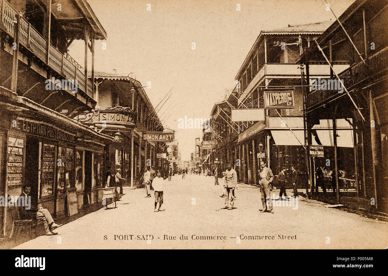 Port Said, Ägypten - 1910 - eine Postkarte-Aufnahme der Commerce Street, eine multi-kulturelle Stadt an der Mündung des Suez-Kanals am Mittelmeer, deren Existenz und Vermögen mit dem Bau des Suez-Kanals 1869 fiel. COPYRIGHT FOTOSAMMLUNG VON BARRY IVERSON Stockfoto