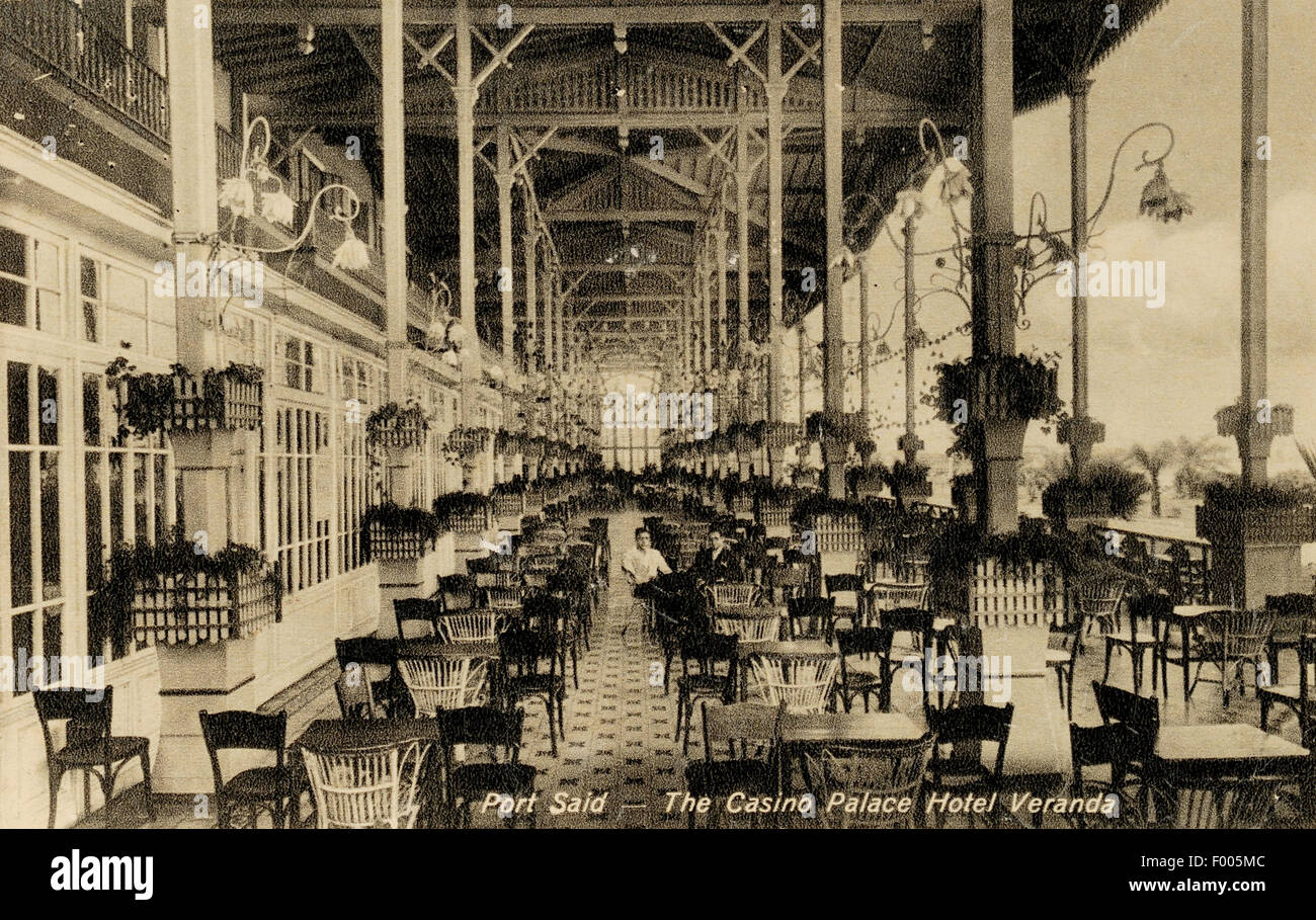 Port Said, Ägypten - 1910 - eine Postkarte Schuss der Casino Palace Hotel Veranda, eine multi-kulturelle Stadt an der Mündung des Suez-Kanals am Mittelmeer, deren Existenz und Vermögen mit dem Bau des Suez-Kanals 1869 fiel. COPYRIGHT FOTOSAMMLUNG VON BARRY IVERSON Stockfoto