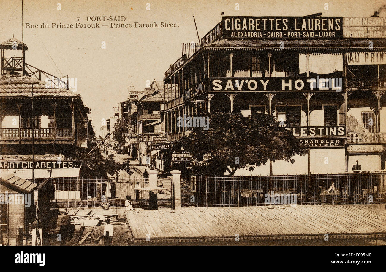 Port Said, Ägypten - 1910 - eine Postkarte Schuss von Prince Farouk Street, eine multi-kulturelle Stadt an der Mündung des Suez-Kanals am Mittelmeer, deren Existenz und Vermögen mit dem Bau des Suez-Kanals 1869 fiel. COPYRIGHT FOTOSAMMLUNG VON BARRY IVERSON Stockfoto