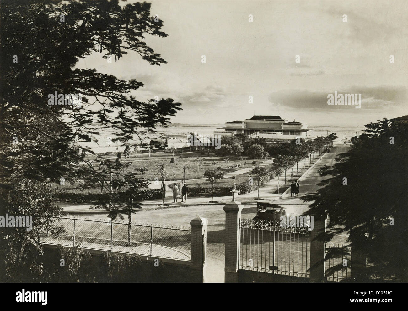 Ismailia, Ägypten - 1930er Jahren - ein altes Foto von der ruhigen Stadt Ismailia, Sitz des Suez-Kanals, wo ruhige Alleen und Villen mit üppigen Gärten, Zeuge einer illustren Vergangenheit sind als den Suez-Kanal im 19. Jahrhundert gebaut wurde.    COPYRIGHT FOTOSAMMLUNG VON BARRY IVERSON Stockfoto