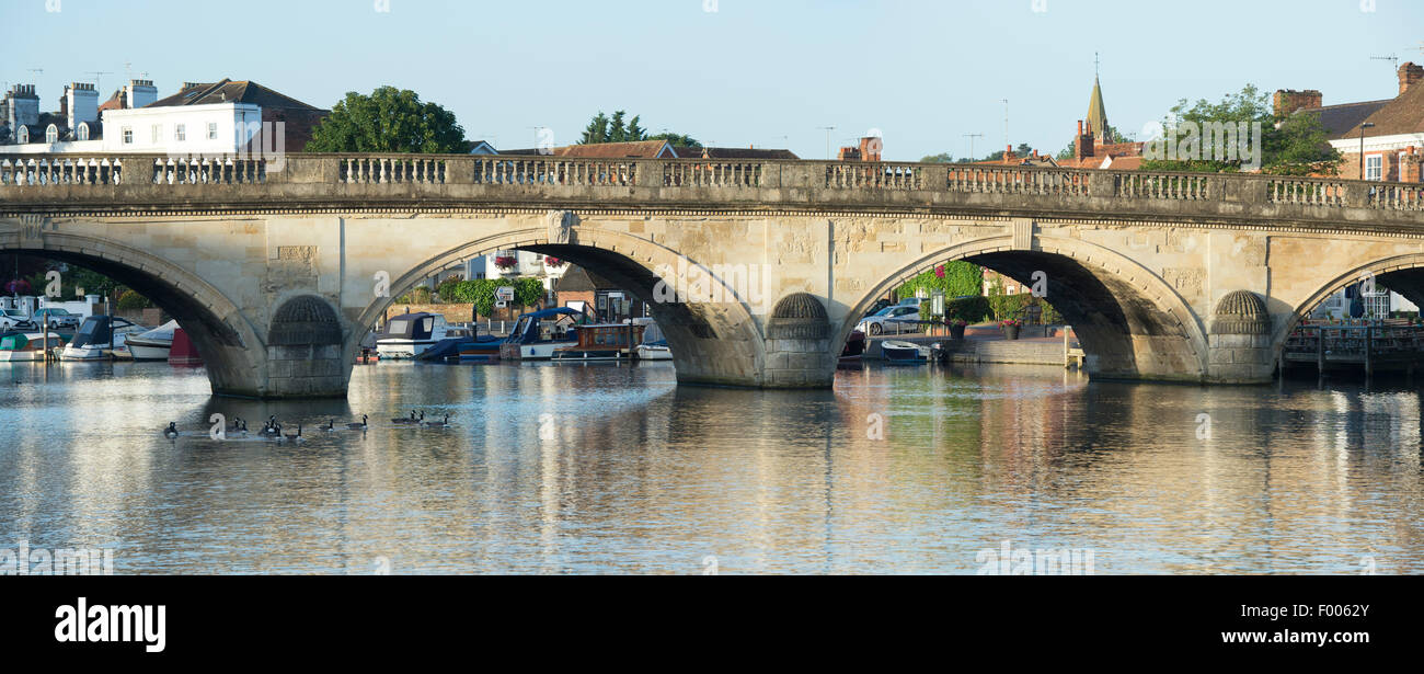 Henley Brücke, Henley on Thames in der frühen Morgensonne. Oxfordshire, England. Panorama Stockfoto