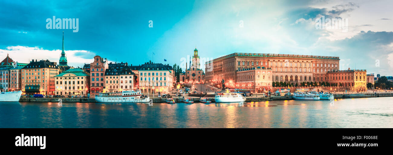 Böschung im alten Teil von Stockholm am Sommerabend, Schweden Stockfoto