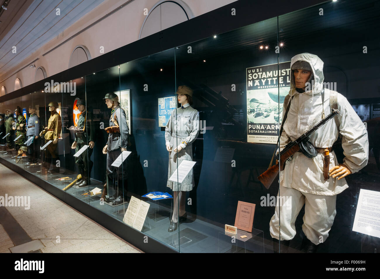 HELSINKI, Finnland - 28. Juli 2014: Die Ausstellung in der militärischen Museen Manege auf Festung Insel von Suomenlinna Stockfoto