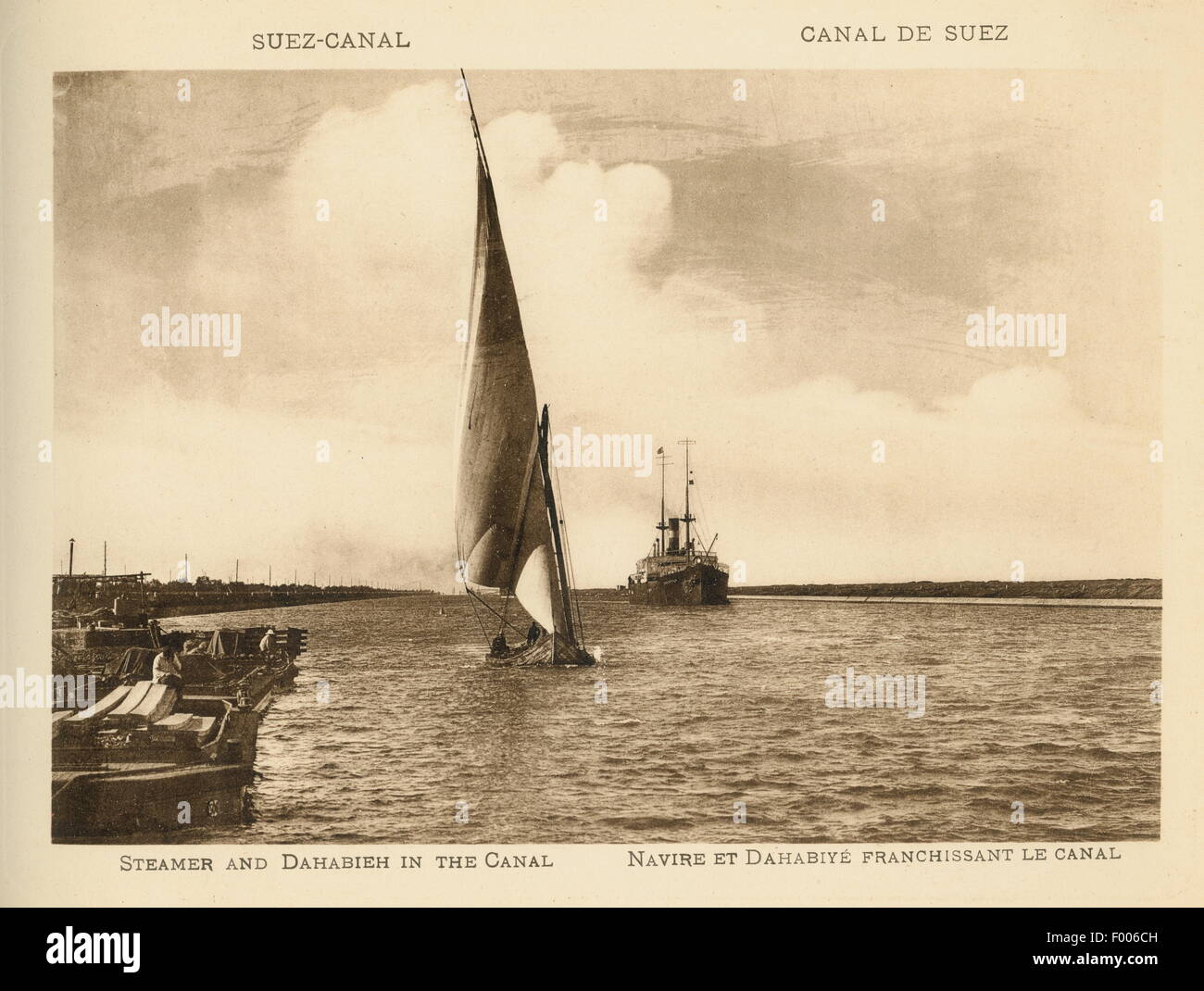 Suezkanal, Ägypten – 1900 – ein Segelboot (Dehabeah) und ein Dampfschiff in den Suez-Kanal. Stockfoto