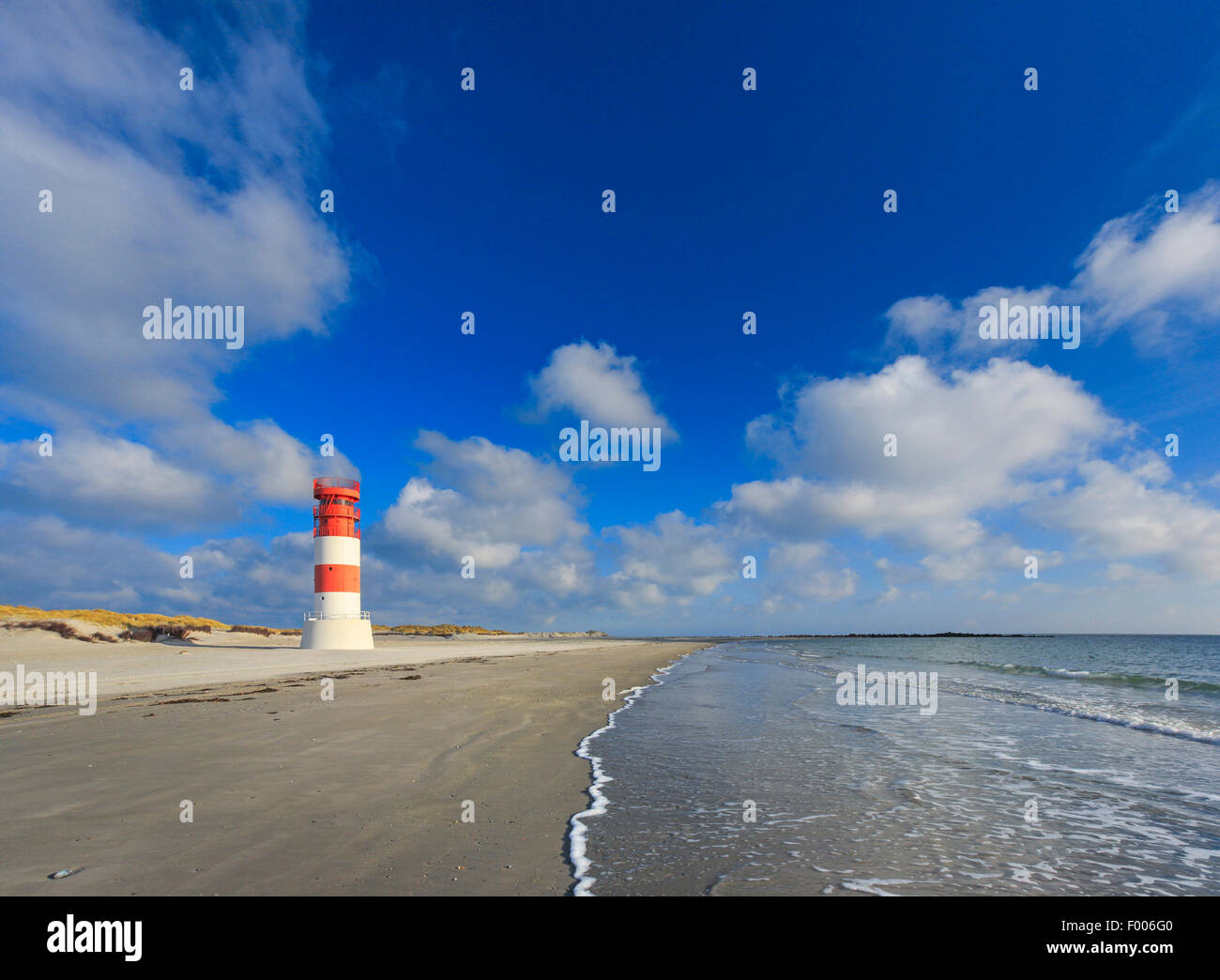 Leuchtturm auf der kleinen Insel Duene Leuchtturm Helgoland Duene, Deutschland, Schleswig-Holstein, Helgoland Stockfoto