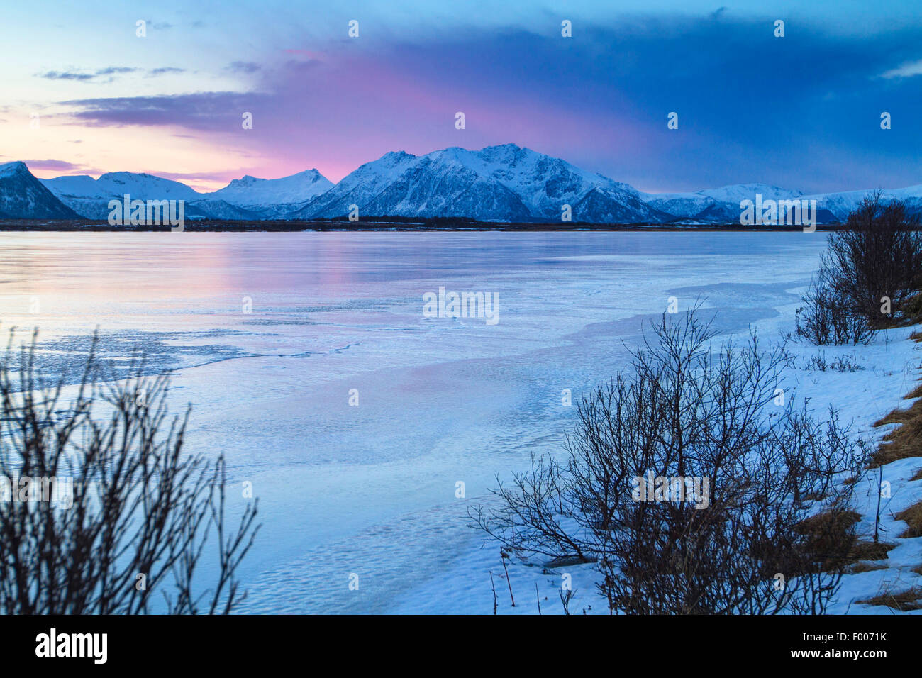 Glanz der Mitternachtssonne Spiegelung auf einem zugefrorenen See, Norwegen, VesterÕlen, Insel und° ya, Andenes Stockfoto