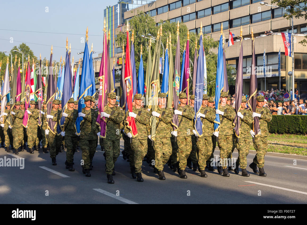 Zagreb, Kroatien - 4. August 2015: Festliche Militärparade der kroatischen Armee am Jahrestag der Befreiung Aktion Stor Stockfoto